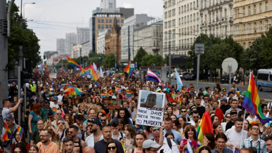 Miles de personas protestan en apoyo a comunidad LGTBQ en Polonia