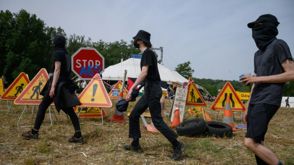 L'autoroute A69 "ne passera pas": des milliers d'écologistes mobilisés, des incidents