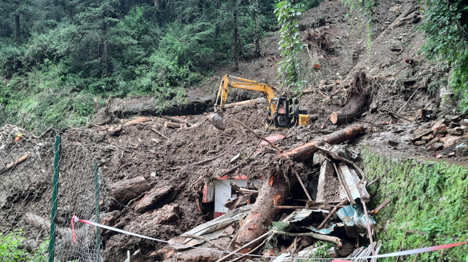 Frane nell'area dell'Himalaya, 10 morti e 2.400 turisti bloccati