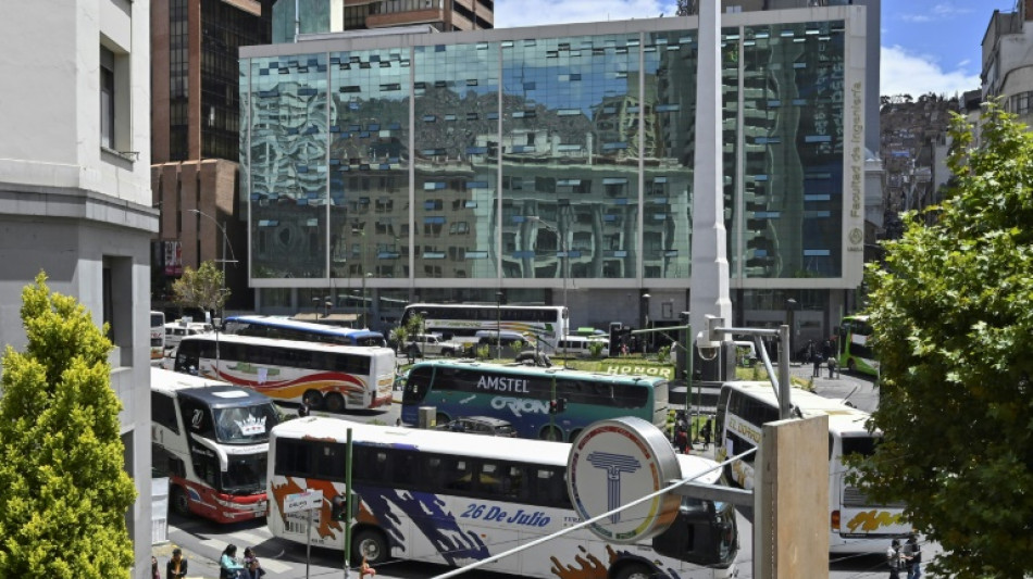 Transportistas colapsan centro de La Paz en protesta contra seguidores de Morales 