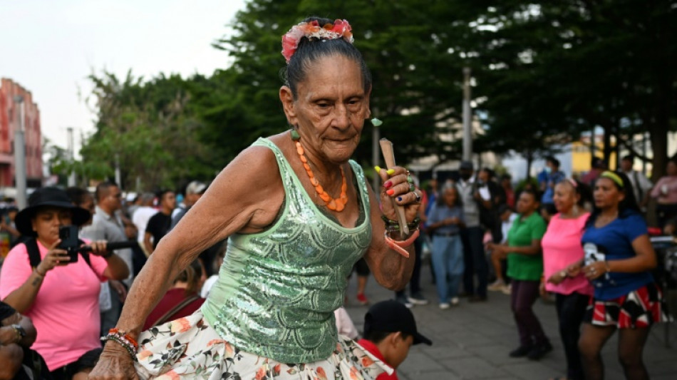 Dança volta às ruas de El Salvador após novas medidas de segurança
