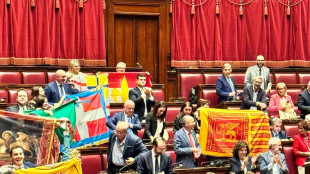 Passa l'Autonomia, in Aula il tricolore e le bandiere regionali