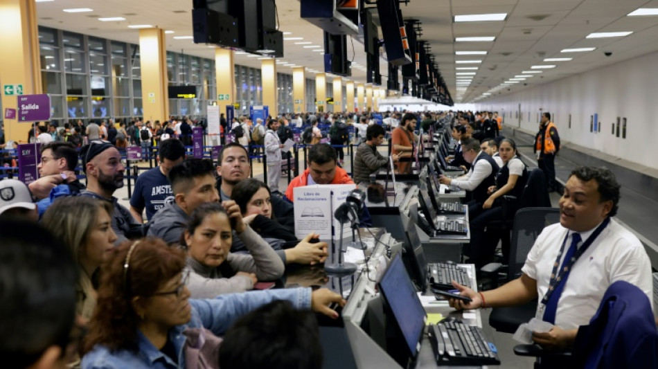 El principal aeropuerto de Perú reanuda los vuelos tras problemas en la pista de aterrizaje