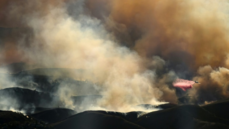 Dans le ciel de Los Angeles, avions-citernes et hélicoptères luttent contre les flammes