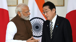 El líder japonés visita India con la mira en el comercio y China