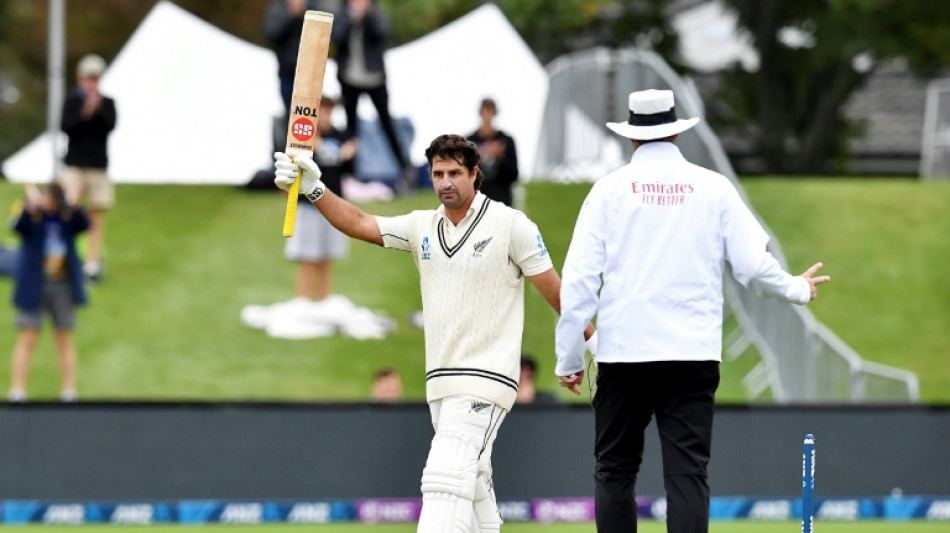 De Grandhomme century pushes New Zealand past 250 against South Africa