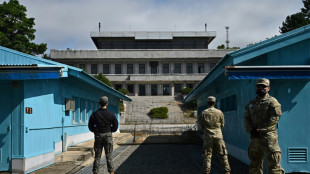 Un ciudadano de EEUU cruza a Corea del Norte durante una visita en la frontera