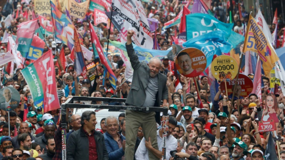 Lula y Bolsonaro cierran campaña en Brasil entre consignas y bocinazos