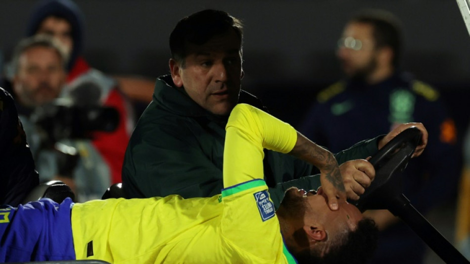 Foot: Neymar sort sur blessure contre l'Uruguay