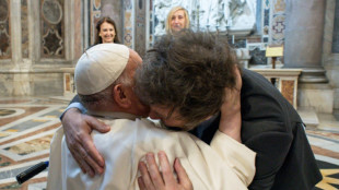 Francisco y Milei se abrazan en el Vaticano