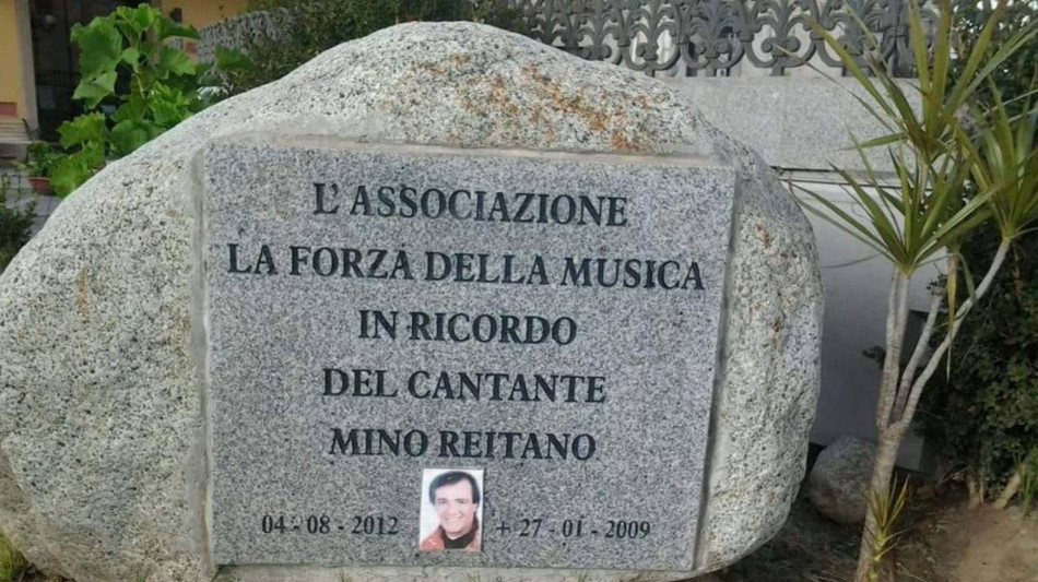 Polemiche in Calabria, rimossa targa in memoria di Mino Reitano