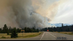 La bajada de temperaturas y las lluvias favorecen el combate de un megaincendio en Canadá