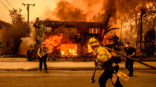 Devastación por incendios aún fuera de control en suburbios de Los Angeles 