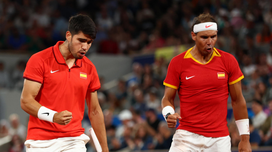 Parigi: Nadal-Alcaraz buona la prima, Roland Garros in delirio