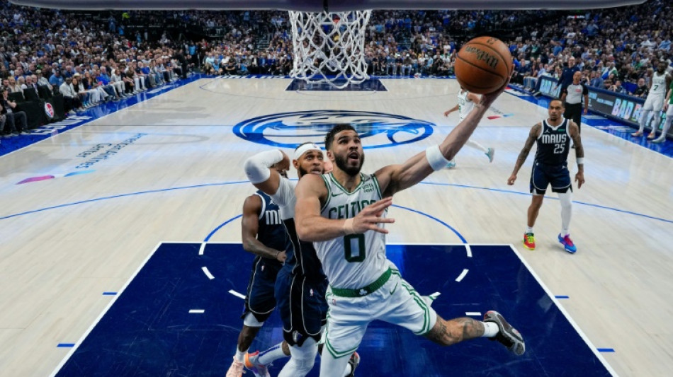 Finale NBA: les Boston Celtics contiennent Dallas, le titre leur tend les bras