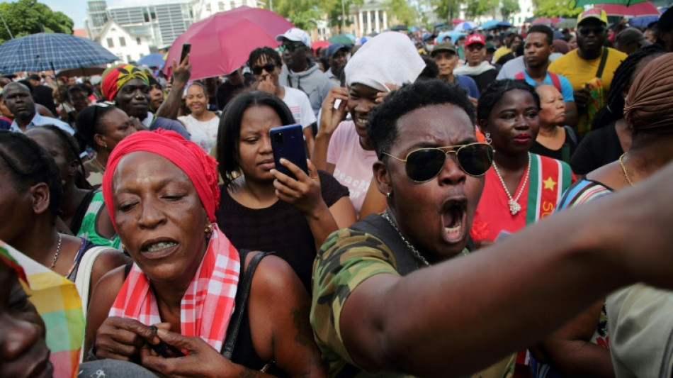 Manifestantes de Surinam tratan de tomar el Parlamento y saquean comercios