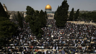 Miles de musulmanes rezan en la mezquita Al Aqsa de Jerusalén al iniciar el ramadán