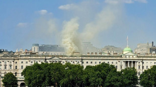 Bombeiros controlam incêndio em edifício histórico de Londres