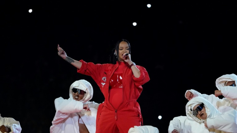 Rihanna revient sur scène, au Super Bowl, de nouveau enceinte 