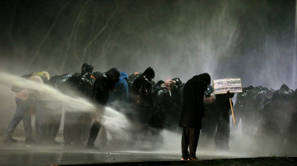 Opposition: 300.000 Demonstranten in Istanbul - Polizei setzt Gummigeschosse ein