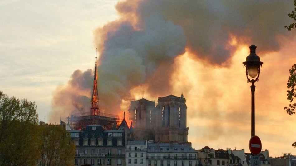 Notre-Dame instala la base de su emblemática aguja en el cuarto aniversario del incendio