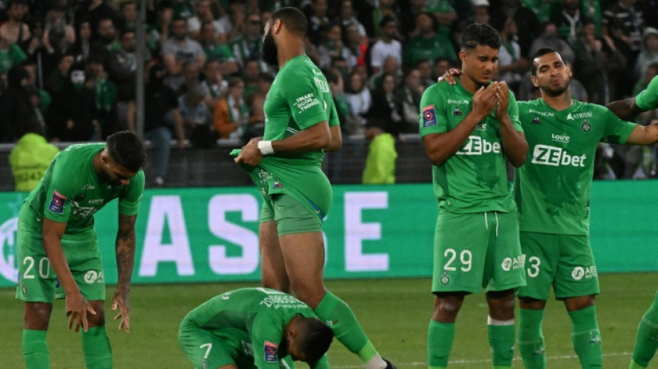 Foot/Barrages: Saint-Etienne plonge en Ligue 2 dans un grand chaos