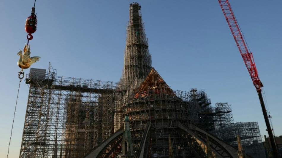 Notre Dame recupera el gallo que coronaba la aguja de la catedral