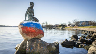 Pintan una bandera rusa en la base de la escultura de la Sirenita de Copenhague