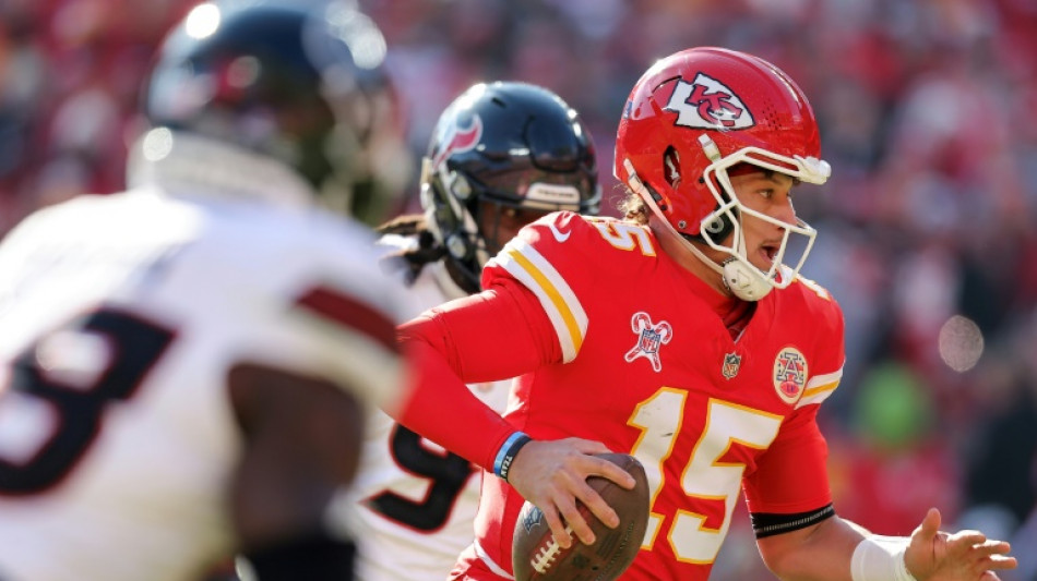 Mahomes shines as NFL-best Chiefs beat Texans to reach 14-1