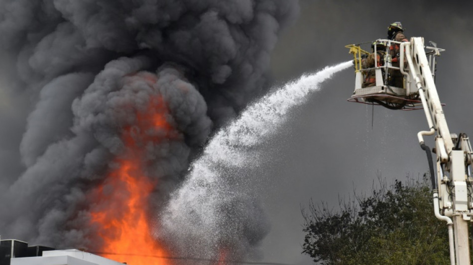 Incendio en tribunal electoral de Paraguay tensa el clima previo a las primarias