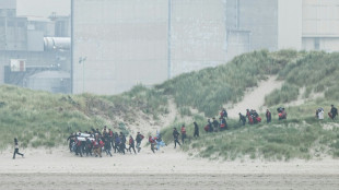 Los migrantes, atrapados entre la policía y los pasadores en el norte de Francia