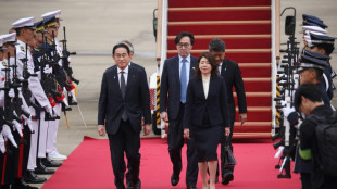 Primer ministro japonés llega a Corea del Sur para cumbre histórica