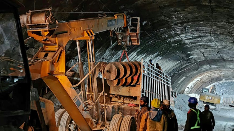 Los obreros atrapados en un túnel en India reciben medicinas