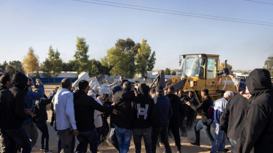 La policía israelí destruye decenas de casas de beduinos árabes en el desierto del Néguev