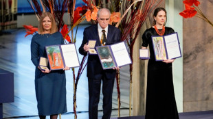 Al recibir el Nobel de la Paz, ucranianos y rusos critican la guerra "insensata" de Putin