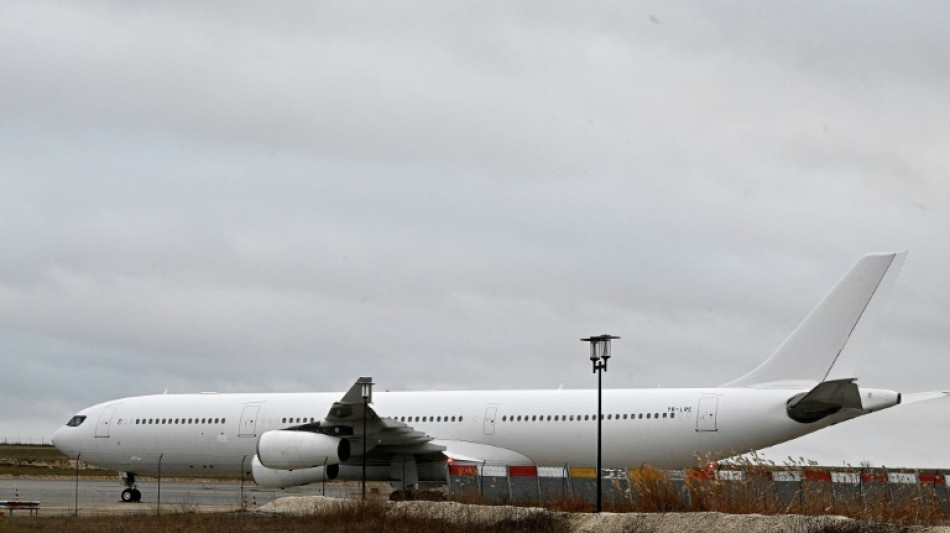 Varios menores no acompañados, en el avión bloqueado en Francia por presunto tráfico de personas