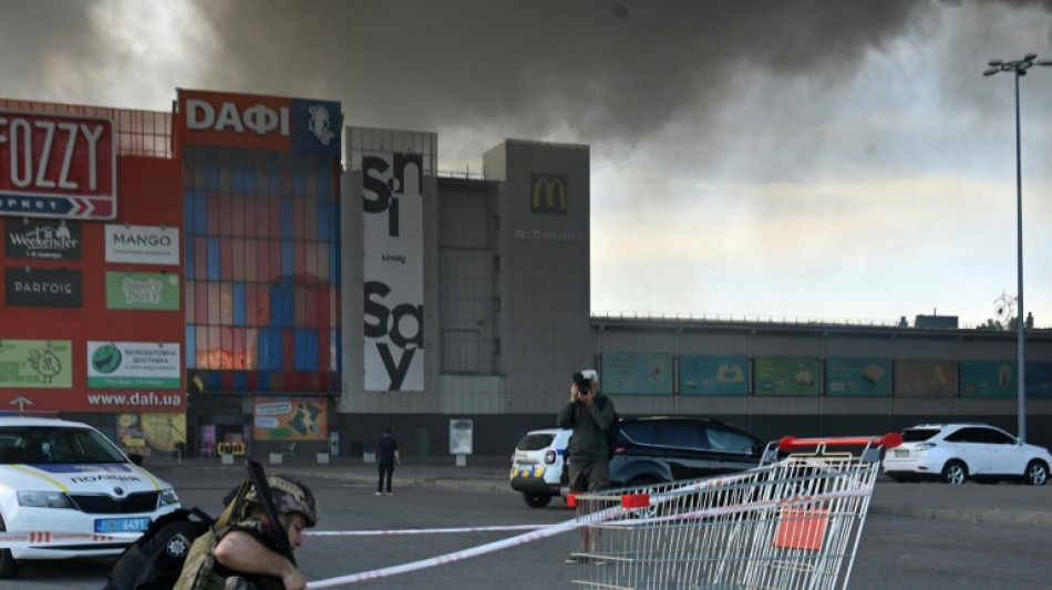 Al menos 4 muertos y decenas de heridos en bombardeo ruso de un hipermercado en el noreste de Ucrania