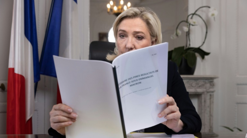 Le Pen acusa a Macron de empujar a Francia hacia un "estallido social"