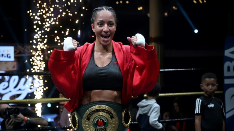 Boxe: Estelle Mossely conserve sa ceinture IBO des poids légers