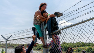 Boias, cercas e arames farpados: nada impede os migrantes rumo aos EUA