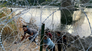 Decenas de migrantes llegan a la resguardada frontera entre México y EEUU