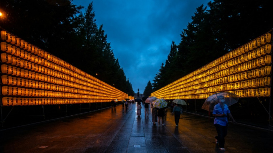 Ministros japoneses visitan polémico santuario militar