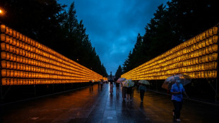 Ministros japoneses visitan polémico santuario militar