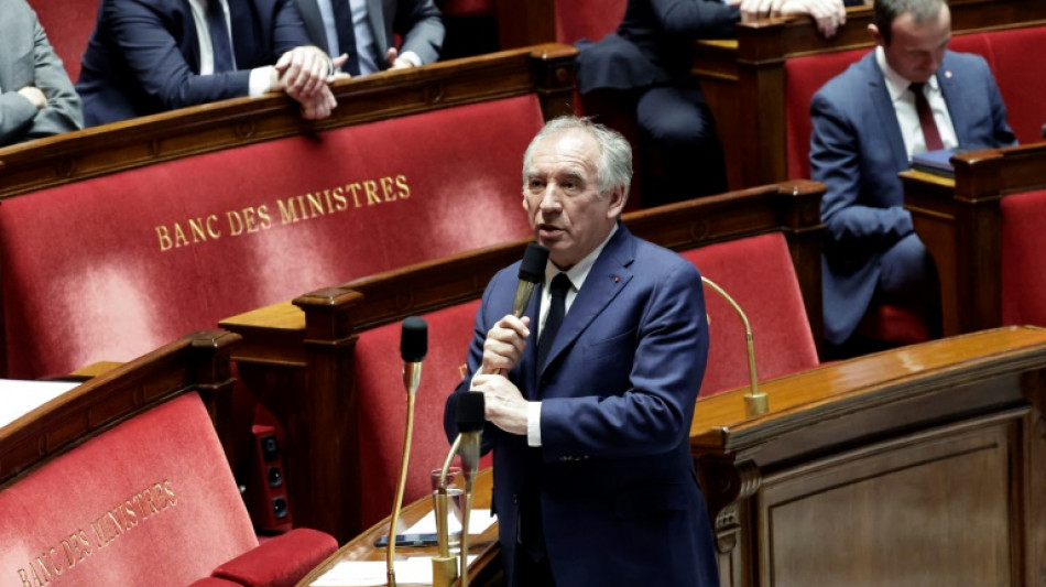 Sous le feu des critiques, Bayrou promet de ne laisser aucun défi "sans réponse"