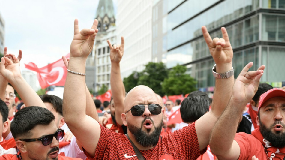 Wolfsgruß-Geste: Polizei beendet türkischen Fanmarsch