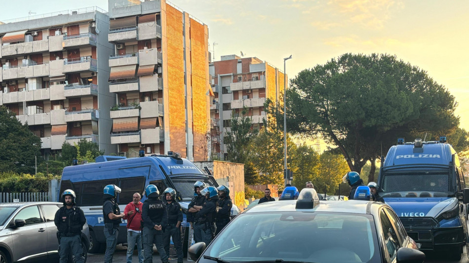 Tensioni durante sgombero Roma,lancio oggetti,10 feriti