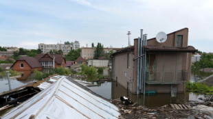 Bombardeos en zonas inundadas de Ucrania tras la destrucción de una represa