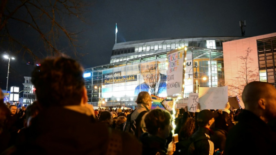 Mehrere tausend Menschen protestieren vor Parteizentrale in Berlin gegen CDU