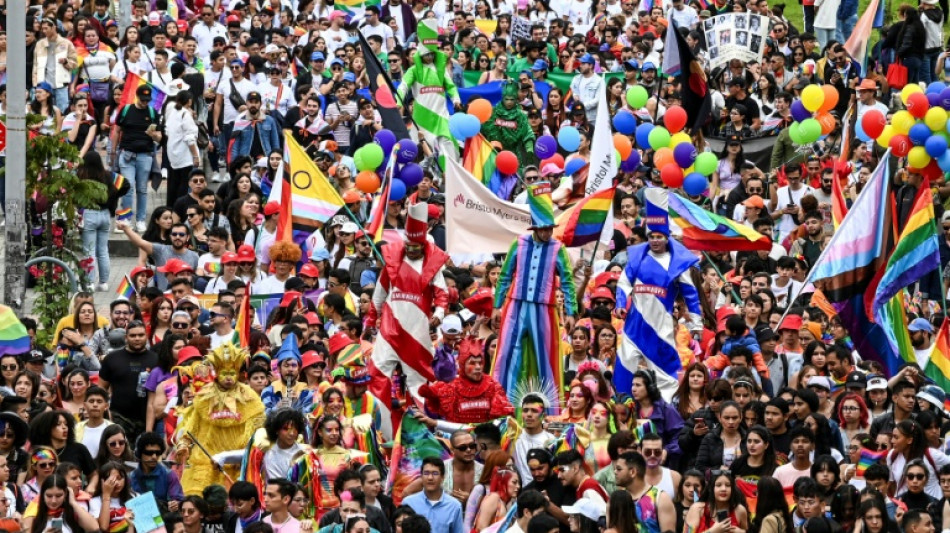 Más de 100.000 personas se sumaron a la festiva Marcha del Orgullo en Bogotá