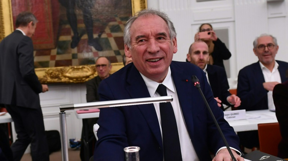 Entre la crise à Mayotte et Pau, Bayrou consulte et espère former un gouvernement "cette semaine"